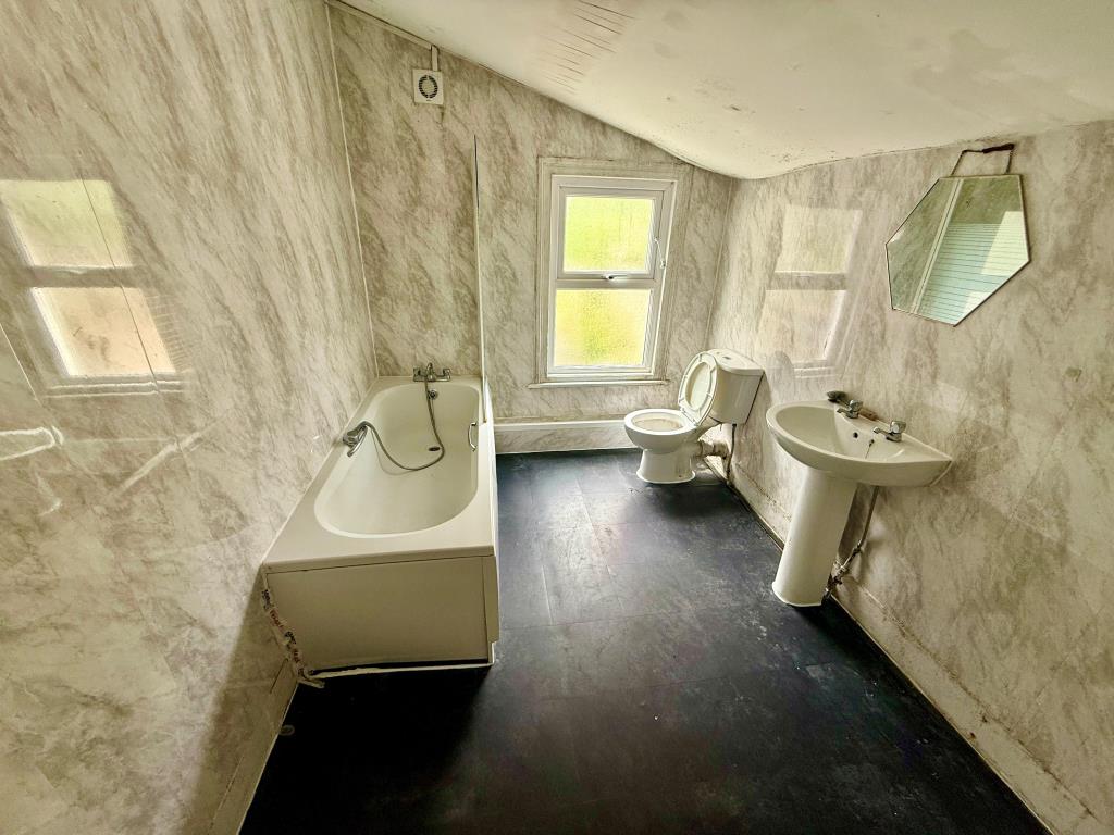 Lot: 79 - TERRACE HOUSE FOR IMPROVEMENT - Bathroom with W.C.